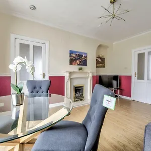 Holiday home Pilton Avenue House